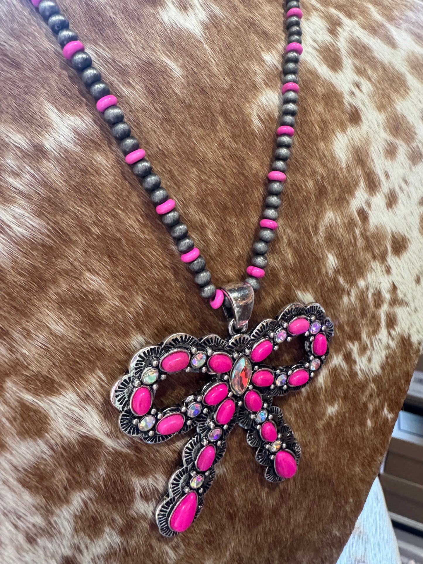 Western bow necklace